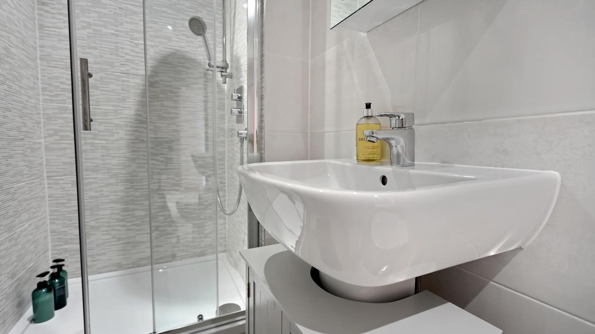 Modern And Spacious Penthouse Apartment In Putney With Free Parking London Eksteriør billede
